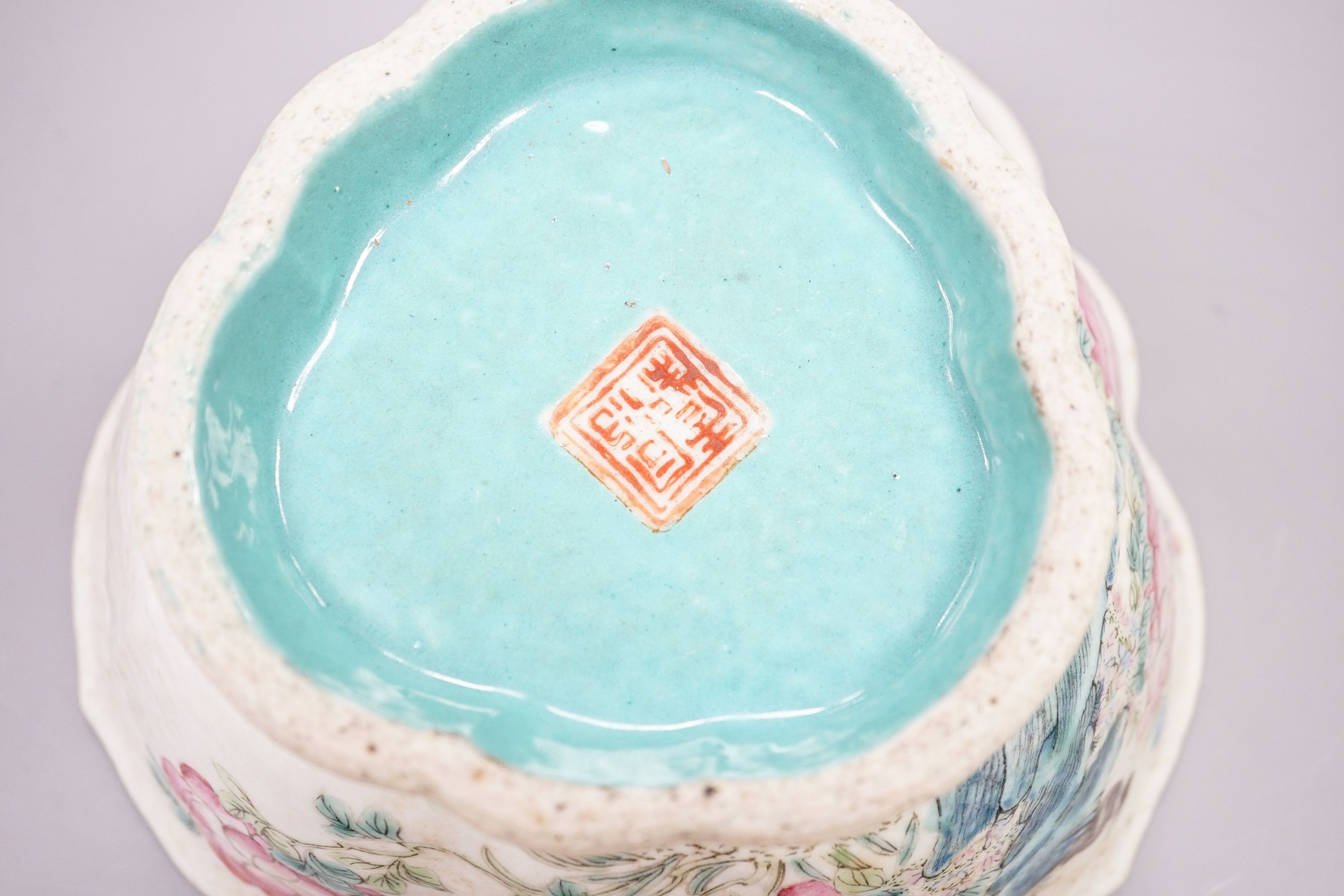 A Chinese famille rose bowl, Tongzhi mark and period, 16cm